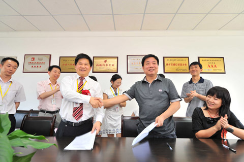 董事长傅高武先生与大众传媒学院领导代表签署合作协议